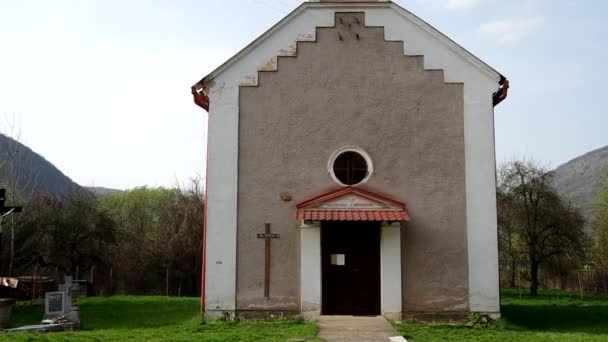 De rooms-katholieke kerk in Plesivec, Slowakije — Stockvideo