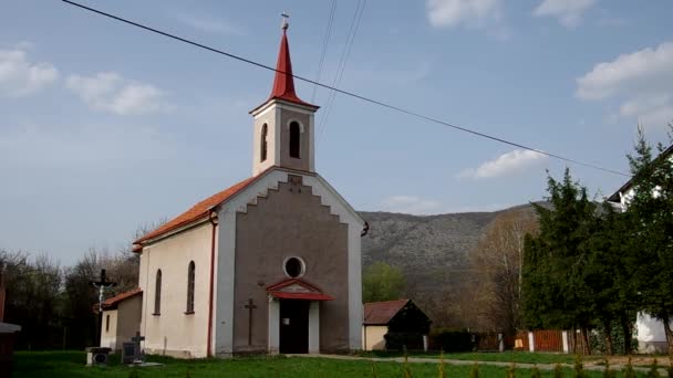 A római katolikus egyház Plesivec, Szlovákia — Stock videók