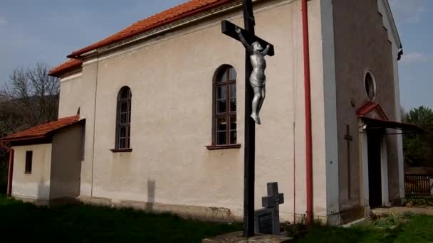 De rooms-katholieke kerk in Plesivec, Slowakije — Stockvideo