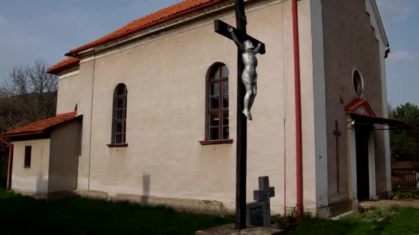 Die römisch-katholische Kirche in Plesivec, Slowakei — Stockvideo