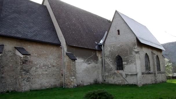 Klocktornet och reformerta kyrkan i Plesivec, Slovakien — Stockvideo