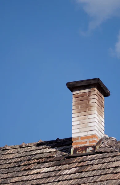 Oude schoorsteen en blauwe lucht — Stockfoto