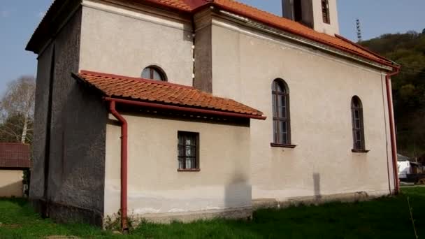 La chiesa cattolica romana a Plesivec, Slovacchia — Video Stock