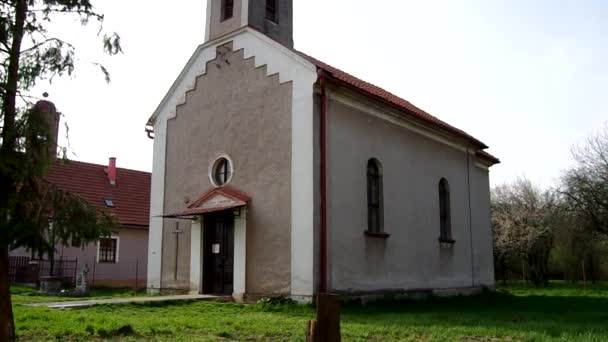 A római katolikus egyház Plesivec, Szlovákia — Stock videók
