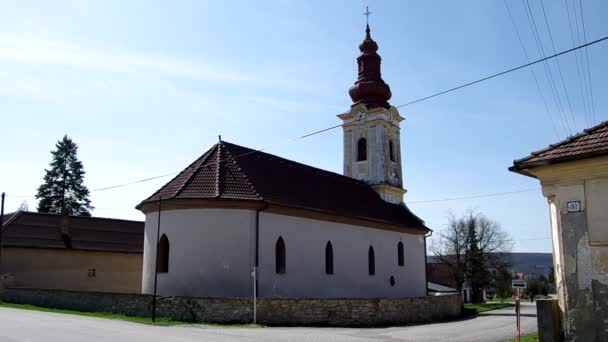 De Evangelische kerk in Gemerska Panica, Slowakije — Stockvideo