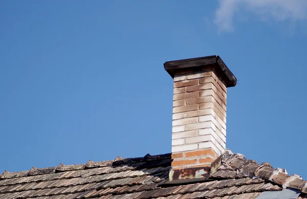 Alter Schornstein nad blauer Himmel — Stockfoto