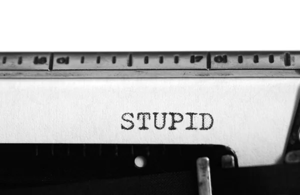 Macchina da scrivere. Scrivere testo: stupido — Foto Stock