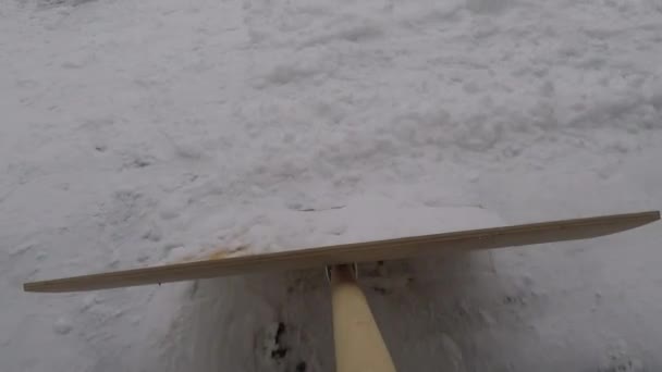 Уборка Снега Тротуара Жилом Комплексе Городе — стоковое видео