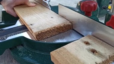 Elektrikli testereyle bir palet tahtasını kesmek.