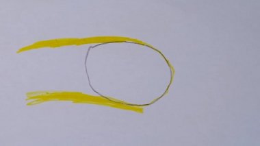 Kız bir resim çizer.