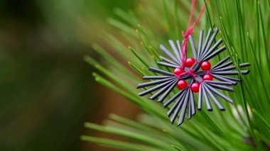 İğne yapraklı ağaçlar üzerinde Noel dekorasyon