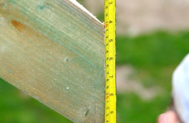 Ahşap şerit metre ile ölçme