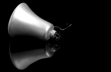 Noel bell siyah bir arka plan üzerinde