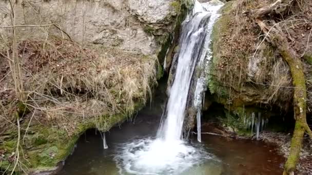 Водопад в Национальном парке Словацкий карст, в деревне Хадж зимой — стоковое видео