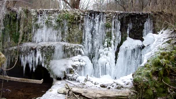 国家公园斯洛伐克的喀斯特地貌，在村子里的瀑布命名 Haj 冬天 — 图库视频影像