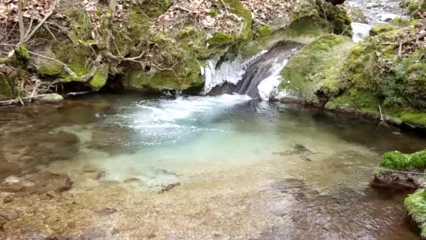 Wasserfall im Nationalpark Slowakischer Karst, im Dorf Haj im Winter — Stockvideo