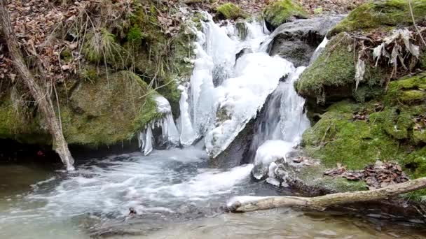 Cascade dans le parc national Karst slovaque, dans le village nommé Haj en hiver 