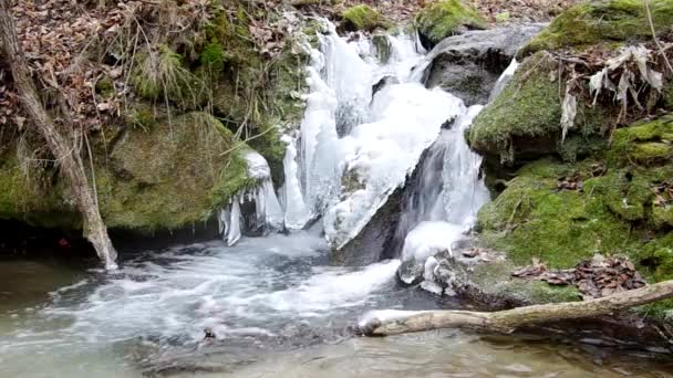 Cascada en el Parque Nacional Slovak Karst, en el pueblo llamado Haj en invierno — Vídeo de stock