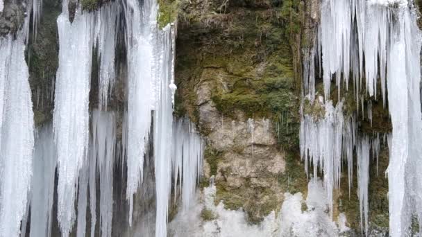 Waterval in het Nationaalpark Slowaaks Karst, in het dorp genaamd Haj in de winter — Stockvideo