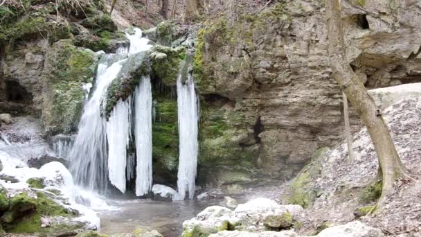 Vattenfallen i nationalparken slovakiska Karst, i byn heter Haj på vintern — Stockvideo