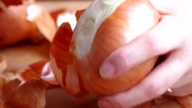 Soğan yemek pişirmek için temizlik