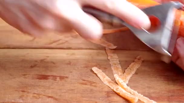 Ember peeling sárgarépa — Stock videók