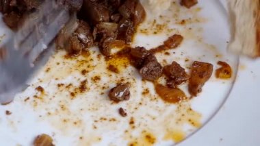 Kavrulmuş karaciğer yemek