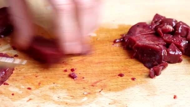 Snijden van bevroren lever — Stockvideo