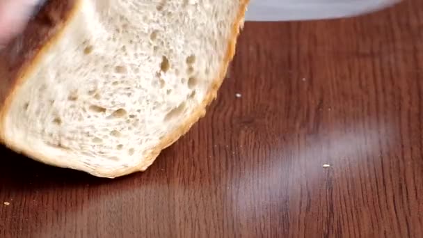 Slicing bread — Stock Video