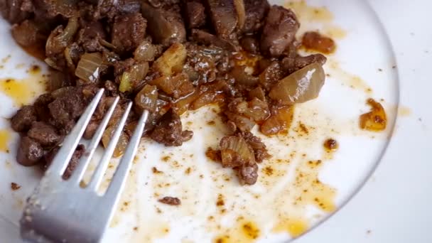 Mangiare fegato arrosto — Video Stock