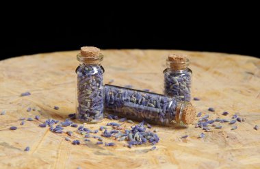 bir cam şişe lavanta çiçeği.