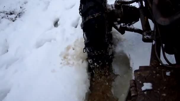 Trattore sulla strada sopra la neve ghiacciata — Video Stock