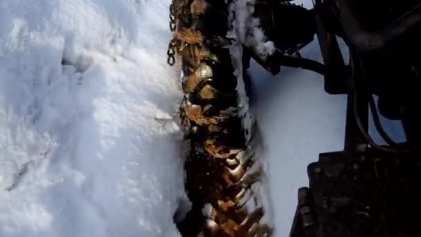 Tractor en la carretera sobre la nieve congelada — Vídeos de Stock