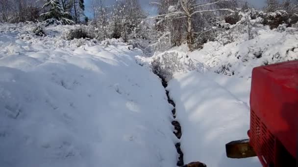 Tractor en la carretera sobre la nieve congelada — Vídeos de Stock