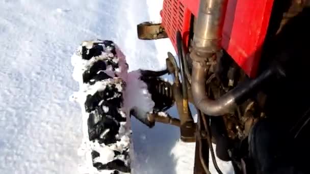 Tractor en la carretera sobre la nieve congelada — Vídeos de Stock