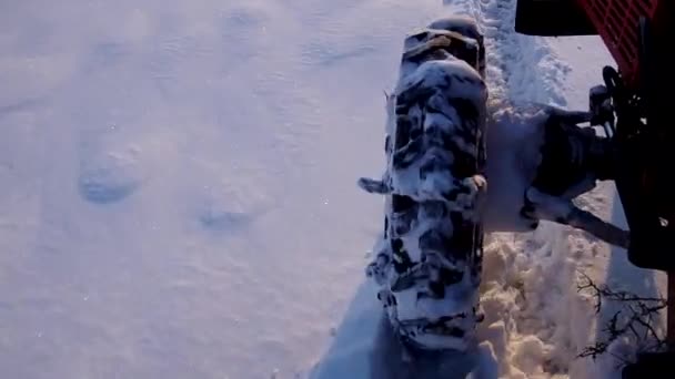 Трактор на дороге над замерзшим снегом — стоковое видео