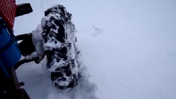 Traktor über den gefrorenen Schnee unterwegs — Stockvideo