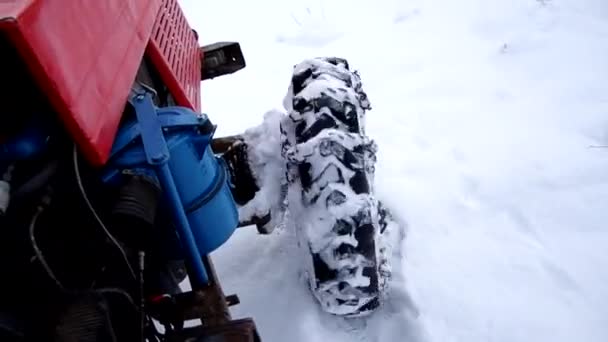 Trekker op de weg over de bevroren sneeuw — Stockvideo