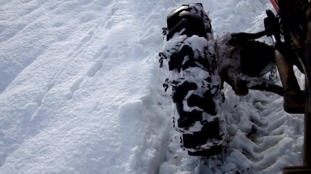 Tractor en la carretera sobre la nieve congelada — Vídeos de Stock