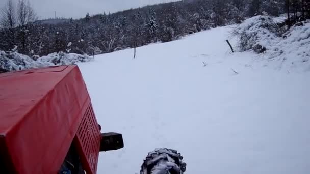 Trattore sulla strada sopra la neve ghiacciata — Video Stock