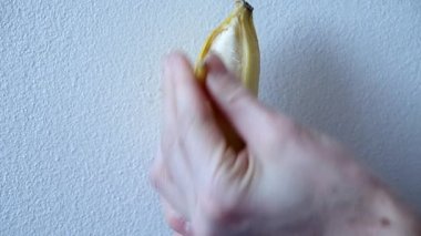 Bir muz el ile açma