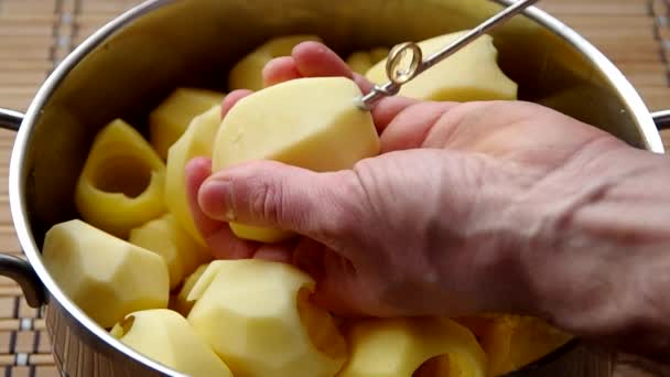 Schoongemaakte ruwe aardappelen — Stockvideo