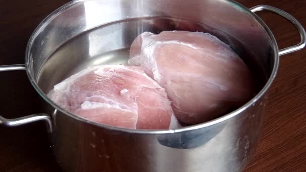 Carne empapada en una olla con agua — Vídeos de Stock