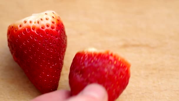 Erdbeeren auf Holztisch — Stockvideo