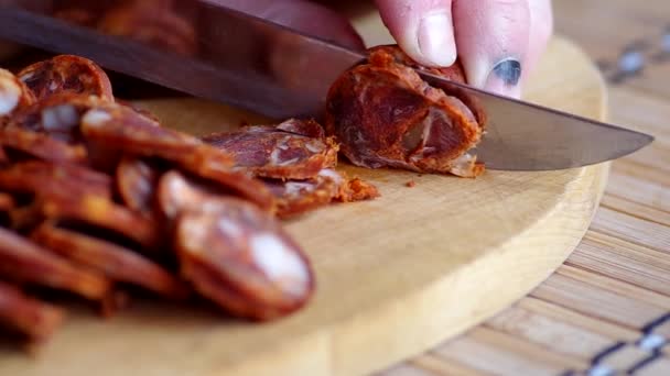 Нарезка колбасы — стоковое видео