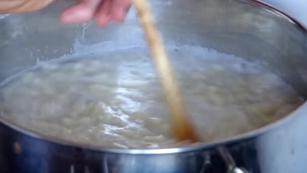 Koken knoedels — Stockvideo