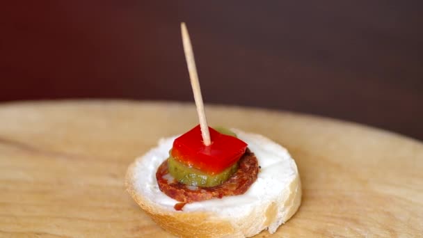 Finger food tartina con salsiccia — Video Stock