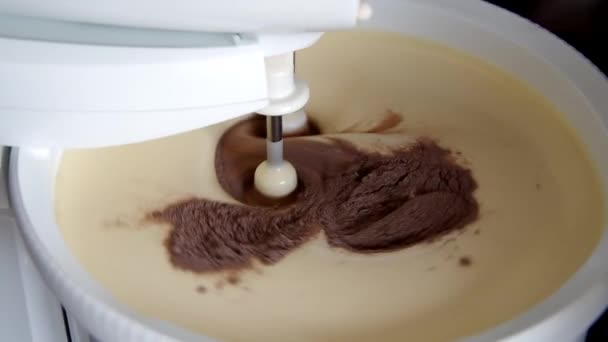 Pastella essere frustato con mixer — Video Stock