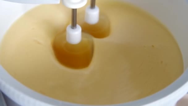 Šlehání vajec v mixéru — Stock video