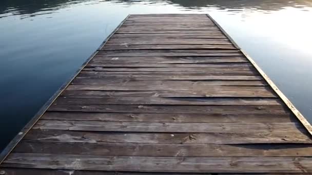 Περπάτημα στη λίμνη προβλήτα — Αρχείο Βίντεο